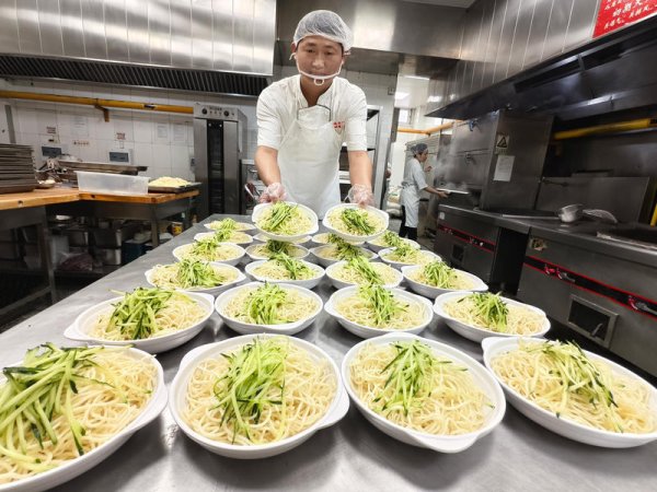 鑫东财配资 “夏至面”销量明显上涨，暑期餐饮消费热度再升温